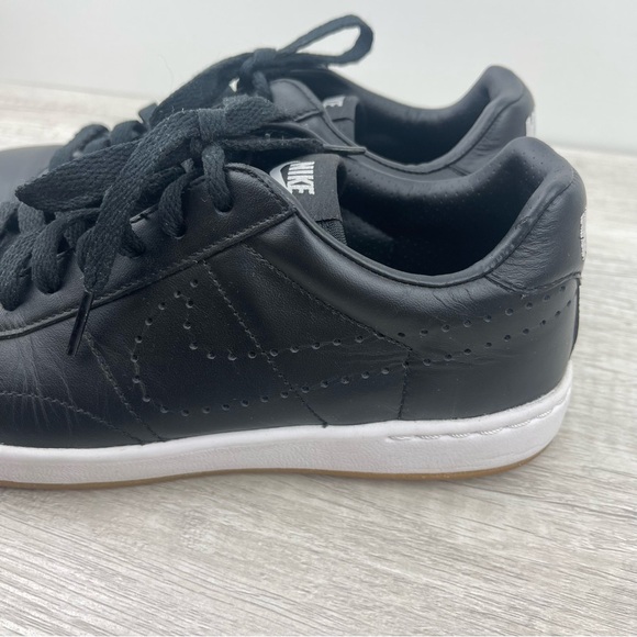 Nike Women’s Tennis 'Classic Ultra’ Leather Sneaker in Black, US 7.5 - Picture 5 of 13